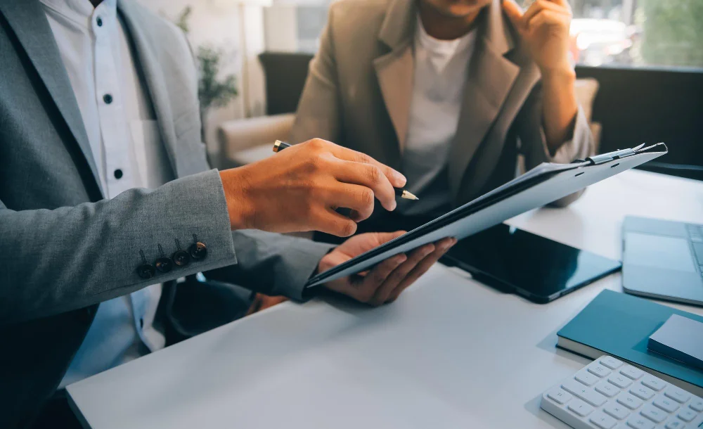 Συνεργασία σε tablet για ανάλυση στοιχείων ακινήτου